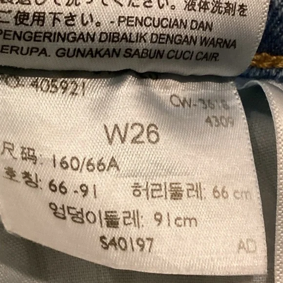 Levi’s Wedgie Fit Light Wash Denim Jeans, Size 26 - Picture 13 of 14